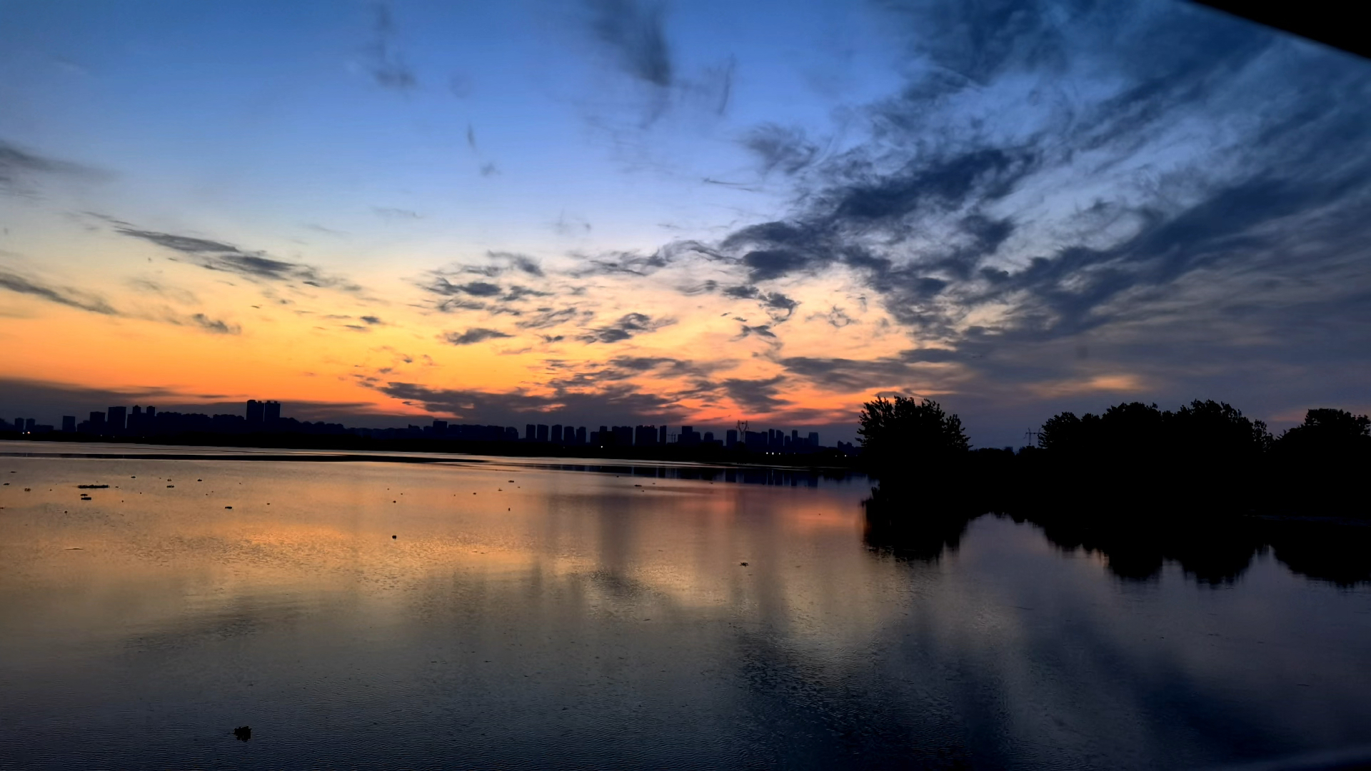 朝阳之下探寻小巷深处的独特美食秘境